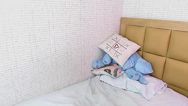 MAGNOLEROY online show from February 2025 10:53:02 PM