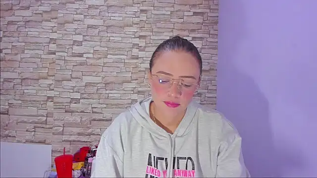 nicollee18 online show from October 2025 01:01:02 AM