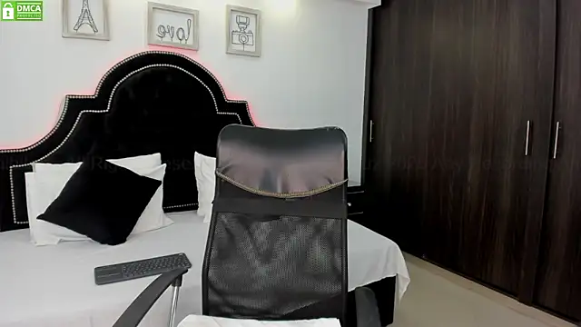 Snapshot of MaxxiCruz chatting on March 2025 01:17:02 AM MaxxiCruz online show from March 2025 01:17:02 AM