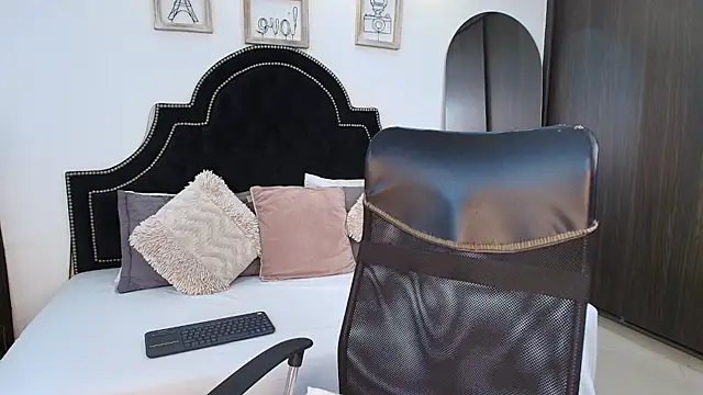 Snapshot of MaxxiCruz chatting on September 2025 01:28:01 AM MaxxiCruz online show from September 2025 01:28:01 AM