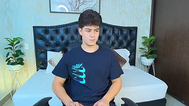 Snapshot of MaxxiCruz chatting on October 2025 03:47:02 AM MaxxiCruz online show from October 2025 03:47:02 AM