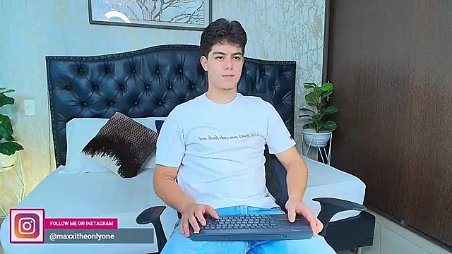 Snapshot of MaxxiCruz chatting on October 2025 03:48:01 AM MaxxiCruz online show from October 2025 03:48:01 AM