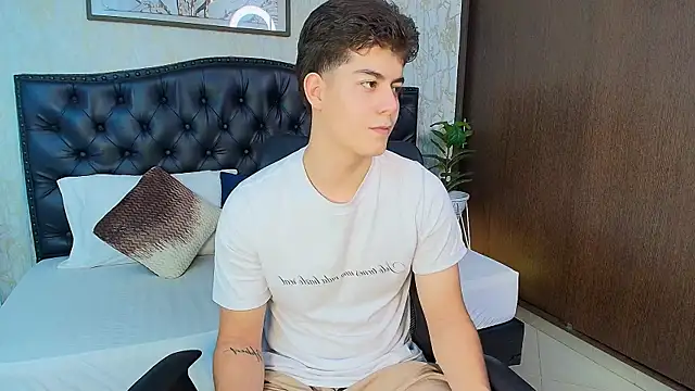 Snapshot of MaxxiCruz chatting on October 2025 04:01:01 AM MaxxiCruz online show from October 2025 04:01:01 AM