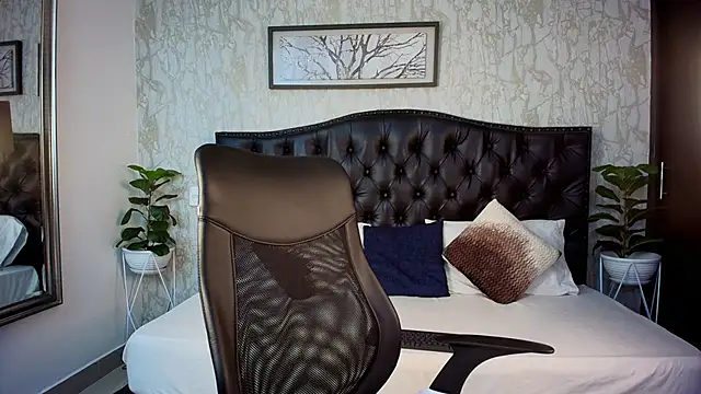 Snapshot of MaxxiCruz chatting on October 2025 04:01:02 AM MaxxiCruz online show from October 2025 04:01:02 AM