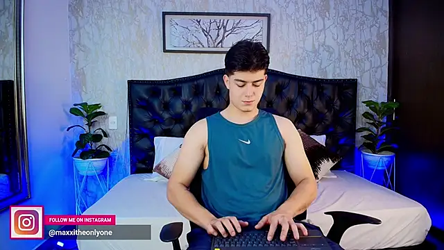 Snapshot of MaxxiCruz chatting on October 2025 04:05:02 AM MaxxiCruz online show from October 2025 04:05:02 AM