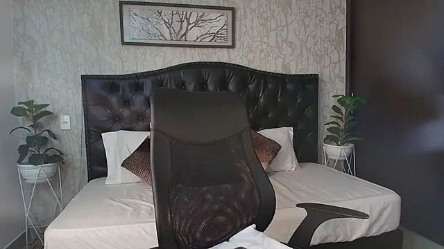 Snapshot of MaxxiCruz chatting on November 2025 04:12:02 AM MaxxiCruz online show from November 2025 04:12:02 AM