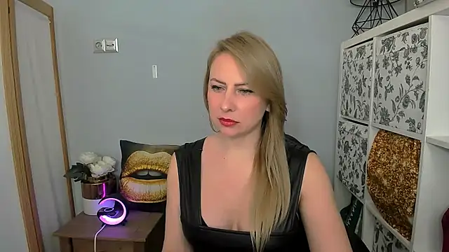 Snapshot of LatoyaRose chatting on January 2025 06:06:02 AM LatoyaRose online show from January 2025 06:06:02 AM