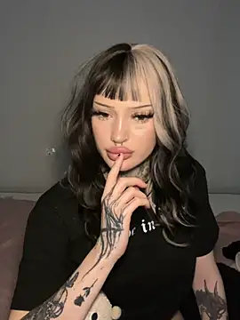 Snapshot of madelinexx chatting on November 2025 11:22:02 AM madelinexx online show from November 2025 11:22:02 AM