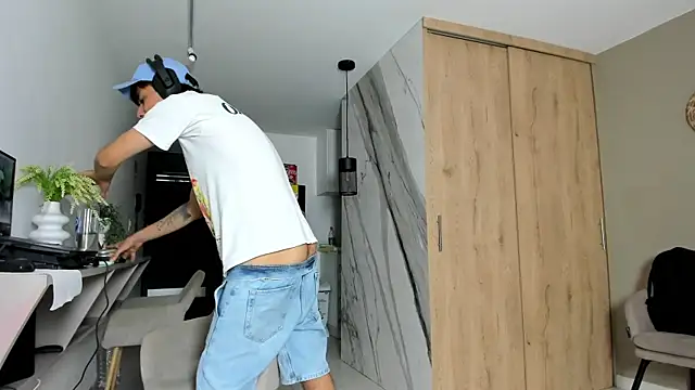 Huge latin cock online show from February 2025 09:04:01 PM