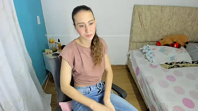 Snapshot of RachelJones_ chatting on April 2026 04:17:01 AM RachelJones online show from April 2026 04:17:01 AM
