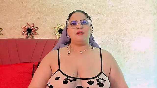 Snapshot of juli_2tyes chatting on October 2025 03:50:02 AM juli 2tyes online show from October 2025 03:50:02 AM