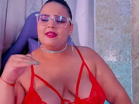 Snapshot of juli_2tyes chatting on November 2025 03:56:01 AM juli 2tyes online show from November 2025 03:56:01 AM