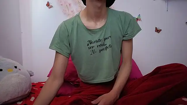 Snapshot of Safiro_Queen chatting on December 2025 03:17:02 PM Safiro Queen online show from December 2025 03:17:02 PM