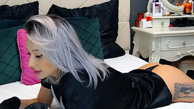 IssaSmith online show from January 2025 02:41:01 PM