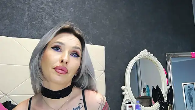 IssaSmith online show from February 2025 12:44:02 PM