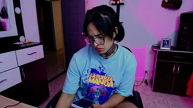 Snapshot of TinnaDawsom chatting on January 2025 02:25:01 AM TinnaDawsom online show from January 2025 02:25:01 AM