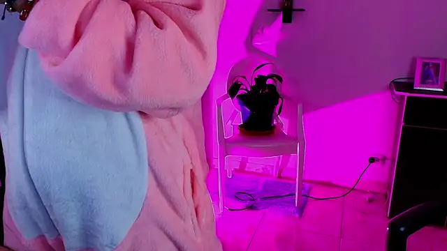 Snapshot of TinnaDawsom chatting on January 2025 05:42:01 AM TinnaDawsom online show from January 2025 05:42:01 AM