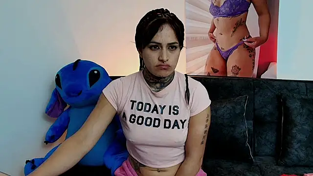 Snapshot of TinnaDawsom chatting on February 2025 12:02:01 AM TinnaDawsom online show from February 2025 12:02:01 AM