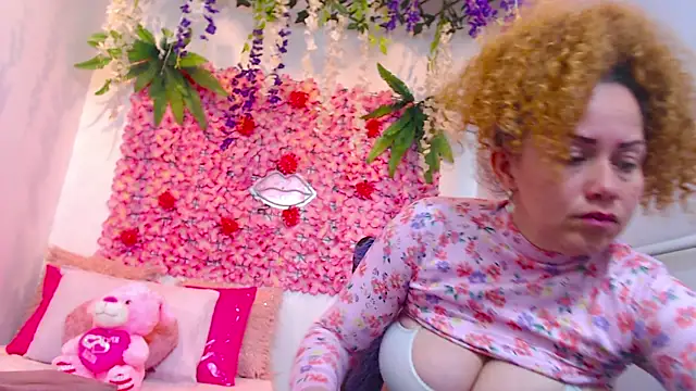 Snapshot of BLONDE_SEXYHOT chatting on October 2025 05:26:02 PM BLONDE SEXYHOT online show from October 2025 05:26:02 PM