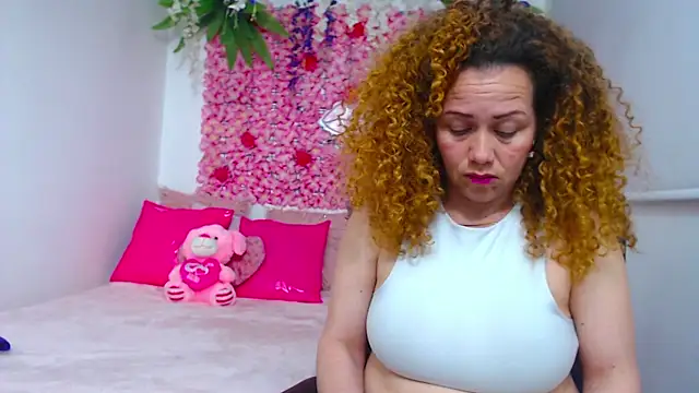 Snapshot of BLONDE_SEXYHOT chatting on October 2025 09:48:01 PM BLONDE SEXYHOT online show from October 2025 09:48:01 PM