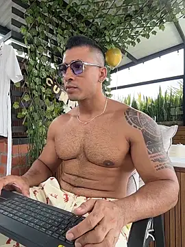Snapshot of aaroncolombia chatting on April 2026 04:12:01 PM aaroncolombia online show from April 2026 04:12:01 PM