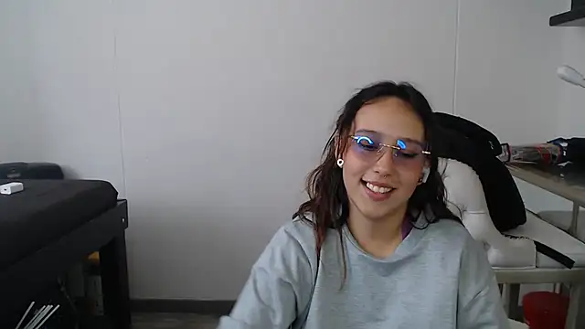 Snapshot of Skarlet_Adams28 chatting on February 2025 08:35:02 PM Skarlet Adams28 online show from February 2025 08:35:02 PM