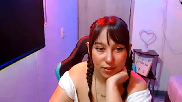 Skarlet Adams28 online show from May 2026 08:39:01 PM