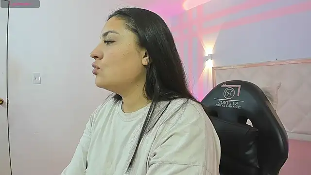 Snapshot of Brendda_tay chatting on March 2026 03:01:02 AM Brendda tay online show from March 2026 03:01:02 AM