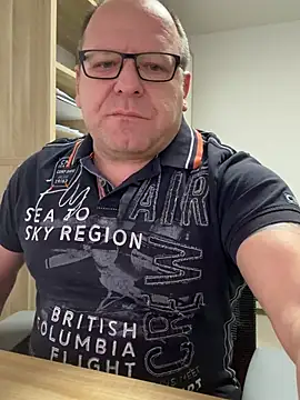 Snapshot of coupleLatinaLovers chatting on February 2026 06:09:01 AM coupleLatinaLovers online show from February 2026 06:09:01 AM