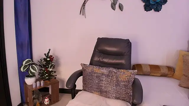 Saray M  online show from December 2025 05:17:01 PM