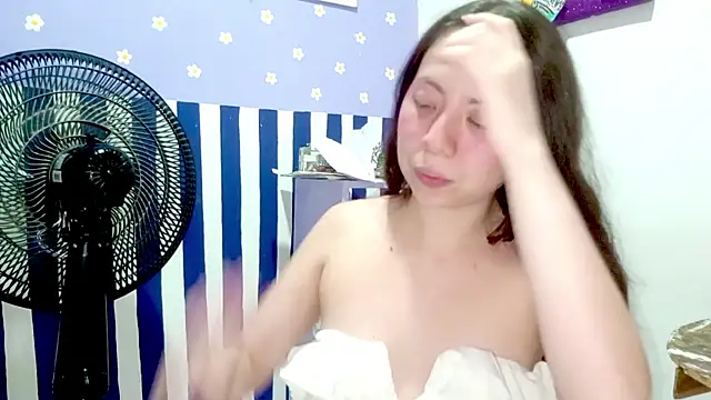 Snapshot of PetiteIvoryQueen19 chatting on July 2026 04:14:02 AM PetiteIvoryQueen19 online show from July 2026 04:14:02 AM