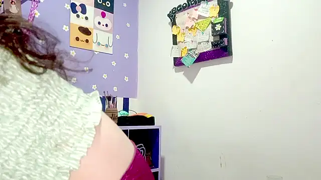 Snapshot of PetiteIvoryQueen19 chatting on July 2026 05:23:02 AM PetiteIvoryQueen19 online show from July 2026 05:23:02 AM