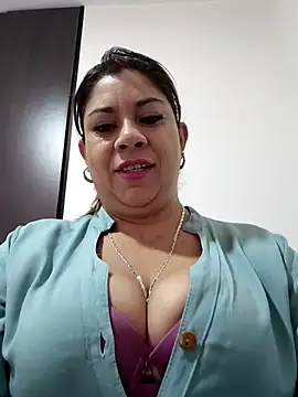 Snapshot of Laura-Hernandez chatting on May 2026 02:00:01 PM Laura-Hernandez online show from May 2026 02:00:01 PM
