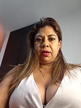 Snapshot of Laura-Hernandez chatting on May 2026 09:10:02 PM Laura-Hernandez online show from May 2026 09:10:02 PM