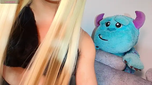 Kenia Fox online show from November 2025 06:29:01 PM