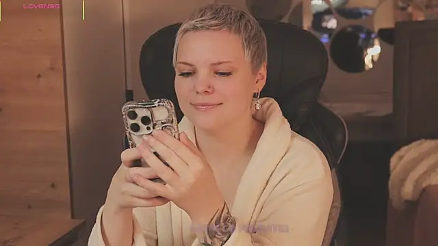 LikaBerry1 online show from December 2025 01:09:02 PM