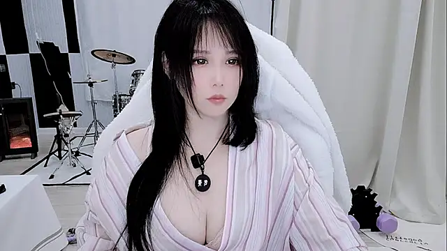 Snapshot of Vaness-a chatting on April 2026 05:52:02 PM Vaness-a online show from April 2026 05:52:02 PM