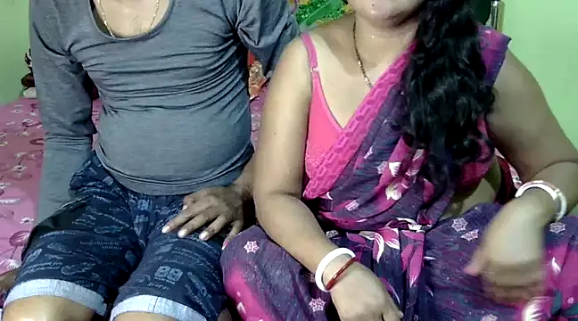 Snapshot of Couple_For_You18 chatting on February 2025 04:43:01 PM Couple For You18 online show from February 2025 04:43:01 PM