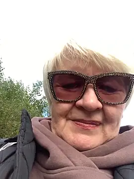 Snapshot of Laura_Millf chatting on October 2025 11:07:01 AM Laura Millf online show from October 2025 11:07:01 AM