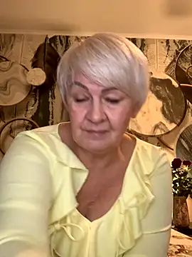 Laura Millf online show from November 2025 03:23:01 PM