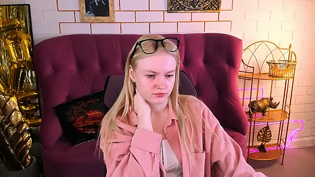 Snapshot of GraceGlamour chatting on March 2026 05:04:02 AM GraceGlamour online show from March 2026 05:04:02 AM