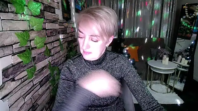 Hot Girl87 online show from December 2024 04:15:01 PM