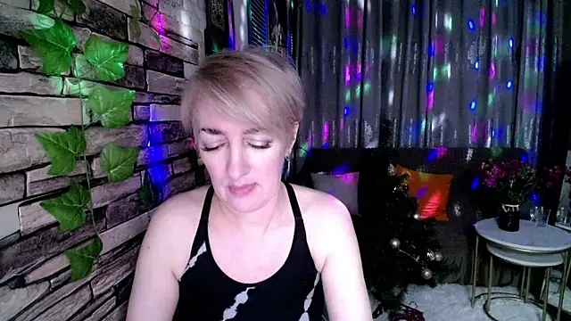 Hot Girl87 online show from December 2024 05:22:01 PM