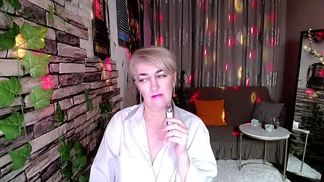 Hot Girl87 online show from December 2024 05:02:01 PM