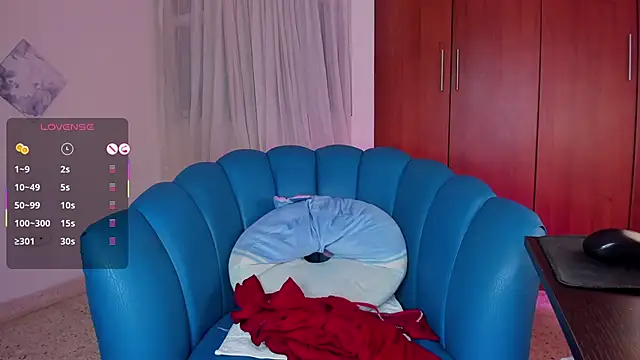 Julie Markk online show from November 2025 07:43:01 PM