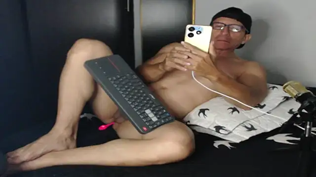 Snapshot of KALE_19 chatting on February 2025 01:45:02 AM KALE 19 online show from February 2025 01:45:02 AM