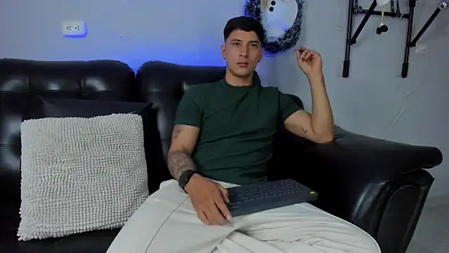 Snapshot of Damian23__ chatting on December 2024 03:58:01 AM Damian23 online show from December 2024 03:58:01 AM