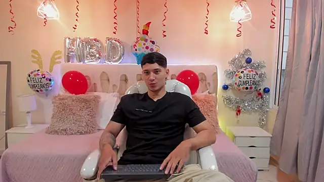 Snapshot of Damian23__ chatting on December 2024 12:33:02 PM Damian23 online show from December 2024 12:33:02 PM