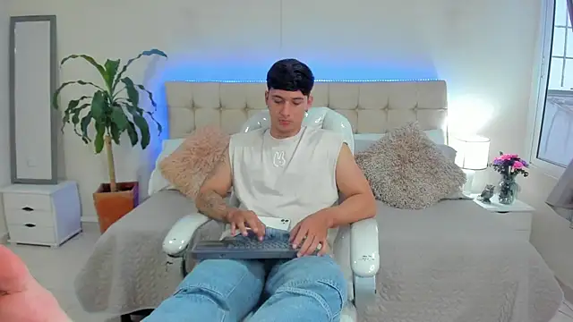 Snapshot of Damian23__ chatting on January 2025 06:17:01 PM Damian23 online show from January 2025 06:17:01 PM