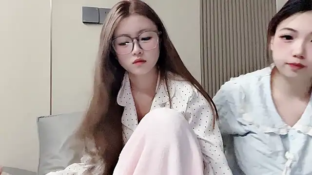 Snapshot of MM_YY_SS chatting on October 2025 11:20:02 AM MM YY SS online show from October 2025 11:20:02 AM